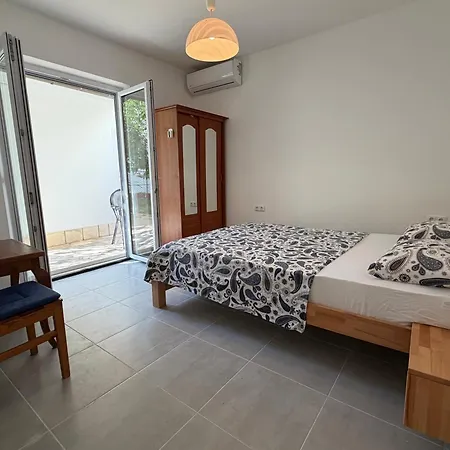 Apartment Goran 2 *
