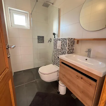 Apartment Goran 2 *